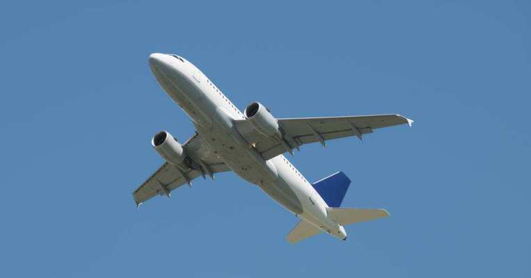 登机时向客机扔两枚硬币致航班取消 乘客被判赔航空公司12万