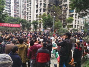 现场丨重庆加州花园火灾后续：住户已可回家拿东西