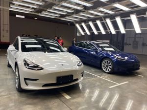 国产Model 3开始交付，马斯克亲自交车