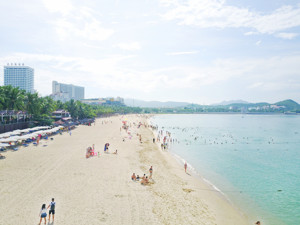 阳光、沙滩、美女成为吸粉“法宝”，网红一周变现近30万元？三亚低俗直播被劝诫离场，大东海“十步一直播”已难觅踪迹