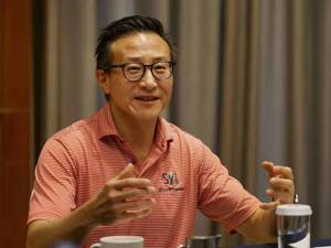 从“马云背后的男人”到NBA球队老板  蔡崇信：像经营企业一样经营球队