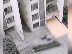 重庆一男子跳楼砸中路人，目击者：两人死亡 