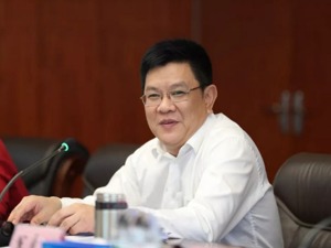 喝快乐的茅台，吃苦涩的“鱿鱼”！带头吃喝被偷偷拍下，国企董事长火速被炒
