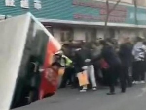青海西宁路面塌陷公交车陷入大坑 2人失踪13人被送医