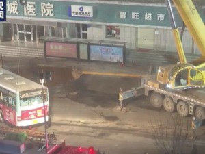  10人失踪！路面塌陷公交掉入，监控记录事发瞬间，画面太揪心…
