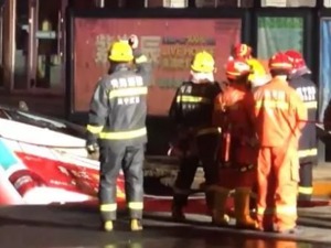 西宁公交车坠坑6人遇难，刷屏的黄衣男孩已平安，西宁城区曾多次出现路面坍塌