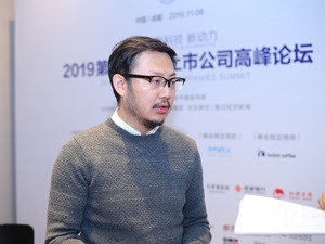小镇青年金星三次整容新氧