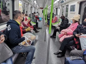 今日10时起，武汉机场火车站离汉通道关闭，全市公交地铁暂时停运