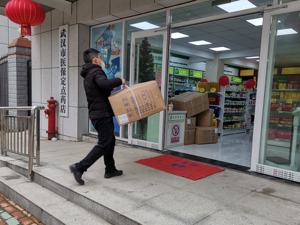 武汉“封城”首日  有药店正常进行口罩补货