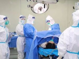 除夕夜，武汉一位疑似感染孕妇剖出宝宝，母女平安