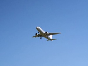 南航回应“退票难”：未用机票一年内均可免费退改 旅客可错峰办理  