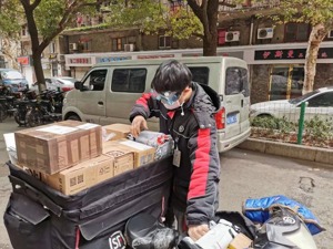 物资驰援“通行之困”：人车吃紧 “海、陆、空”接力与疫情赛跑