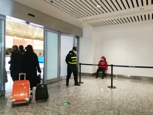 新冠疫情爆发“一罩难求”背后：有人制假被抓，电商平台是重灾区
