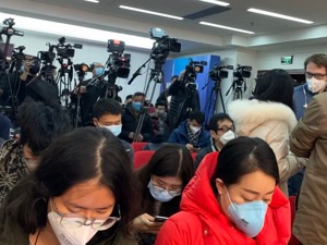 疫情防控如何得到群众配合？要发挥和动员社会全部力量进行网格化、地毯式管理
