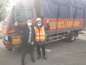 火神山医院背后的驰援者：小伙驾车20余小时千里送物资