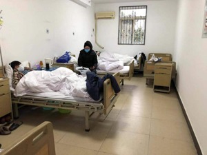 疫区里的大多数：足不出户的市民、急寻床位的患者和坚守岗位的一线医护