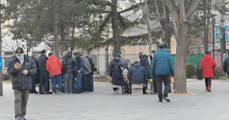 北京：公园还有老人扎堆  有人依然没戴口罩