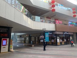 商场的战“疫”：人气骤减九成，除了免租金还有哪些招数？
