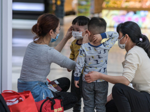 卫健委发布会：孩子外出切勿戴成人口罩，家长应带含酒精类消毒液注意手部卫生