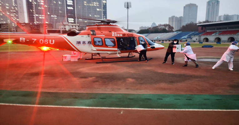 直升机空降武汉新华路体育场 为协和医院一线医护人员送去防护物资