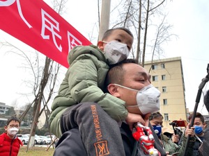 成都三医院援鄂团队出征现场：5岁儿子大喊“妈妈加油”