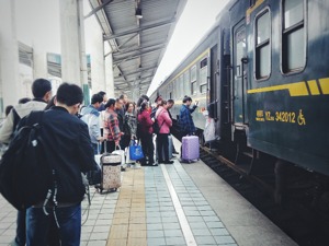 返程时，乘坐火车、飞机等尽可能隔位而坐