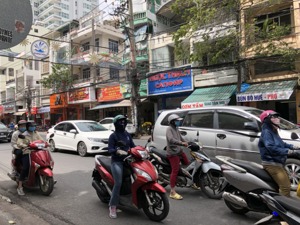 疫情下的越南旅游小城：一趟航班仅21人，口罩脱销