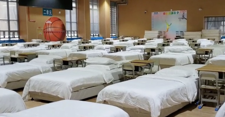 视频｜700张病床配上700张中学课桌 武汉洪山体育馆24小时改建“方舱医院”