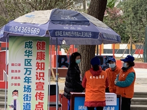 成都七旬义工轮岗 严守社区入口第一关