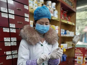 战“疫”实录｜疫情下的口罩市场：预约4天逛10家药店买不到一个口罩 但地下市场仍有流通
