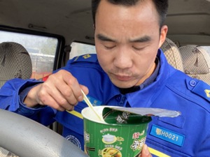 战“疫”实录丨湖北荆门一志愿者组织负责人：“一辆车、一司机、一双脚，我们将物资送至20多家医疗机构”