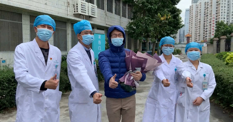 广州一新冠肺炎患者治愈出院：“回家收拾屋子等老婆孩子回来！”