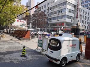 紧急支援！无人军团特殊战“疫”：配送机器人首次驶入武汉疫情核心区