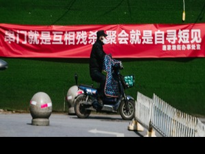 图集|2月9日武汉天空晴朗 市民走出家门购买必需品