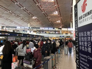 战“疫”实录丨两地漂泊返程难，飞机出行成首选