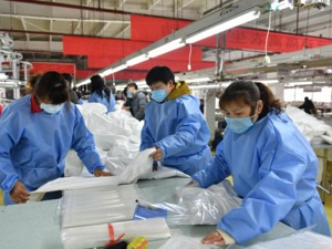 红豆党员突击队火速改装隔离衣生产  构筑保护生命“隔离墙”