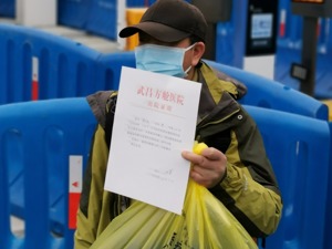 出舱了！首批28名武昌方舱医院康复患者集中出院