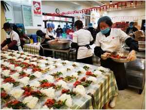 战“疫”实录|20多位平凡人的抗疫阵地：我们的目标是让医护人员吃饱饭