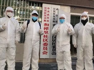 武汉社区人员穿防护服摆拍后擦车、扔垃圾桶？官方回应了
