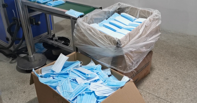 视频丨每经记者实地探访口罩生产企业现状 大年三十复工 24小时不间断生产
