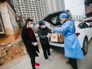 图集丨武汉一咖啡店免费为医院送饮品  外籍小哥放弃回国机会坚守岗位