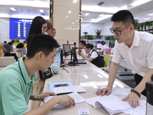 央行：受疫情影响严重企业到期还款困难，可予以展期或续贷