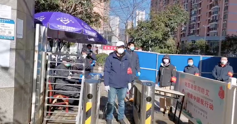 我在武汉·每经记者Vlog（25）：住宅小区封闭式管理 超市门前排长队
