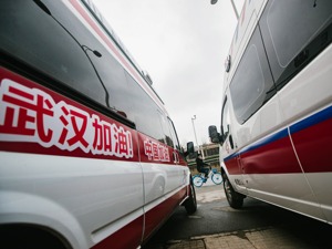 战“疫”实录丨救护车上缺物资缺人 武汉120迎超纲大考