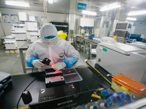 武汉核酸检测AB面：患者急、医院忙，第三方机构“吃不饱”
