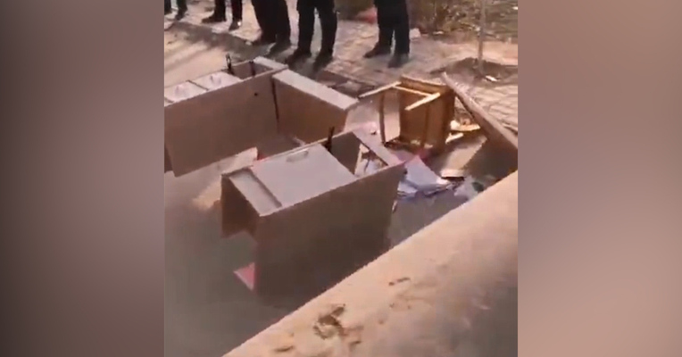 视频丨司机打砸防疫工作台 民警当场控制