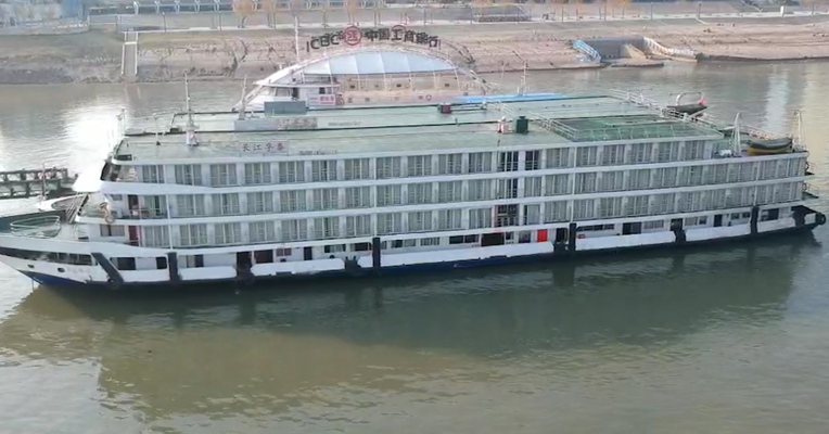 视频丨武汉第二批水上酒店来了！两艘游轮停靠武汉港
