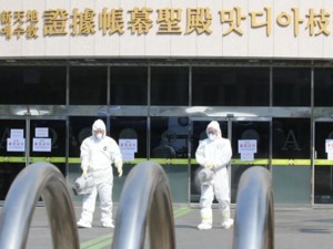 一天暴增229例，三星员工确诊致工厂关闭！韩国疫情告急，首尔还在大型集会，中国网友急了