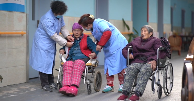 视频｜这家武汉养老院3名护工照顾11位老人  一个月没出门无人感染