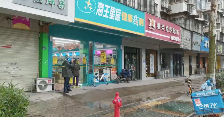 我在武汉·每经记者Vlog（37）：风雨下忙碌的人们